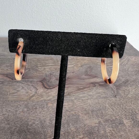 🍭6/$30 Acrylic Tortoiseshell Small Hoop Post Earrings - Picture 7 of 7